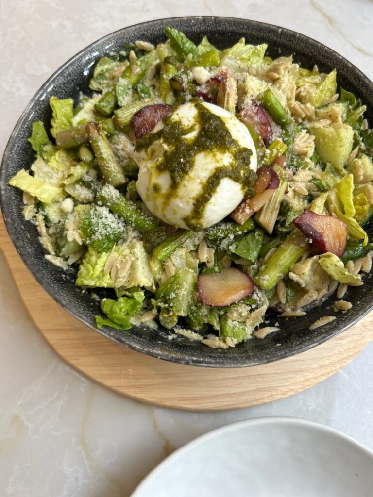 Burrata orzo salade met groene asperges perzik en kip - orzo salade recept - Foodblog Foodinista