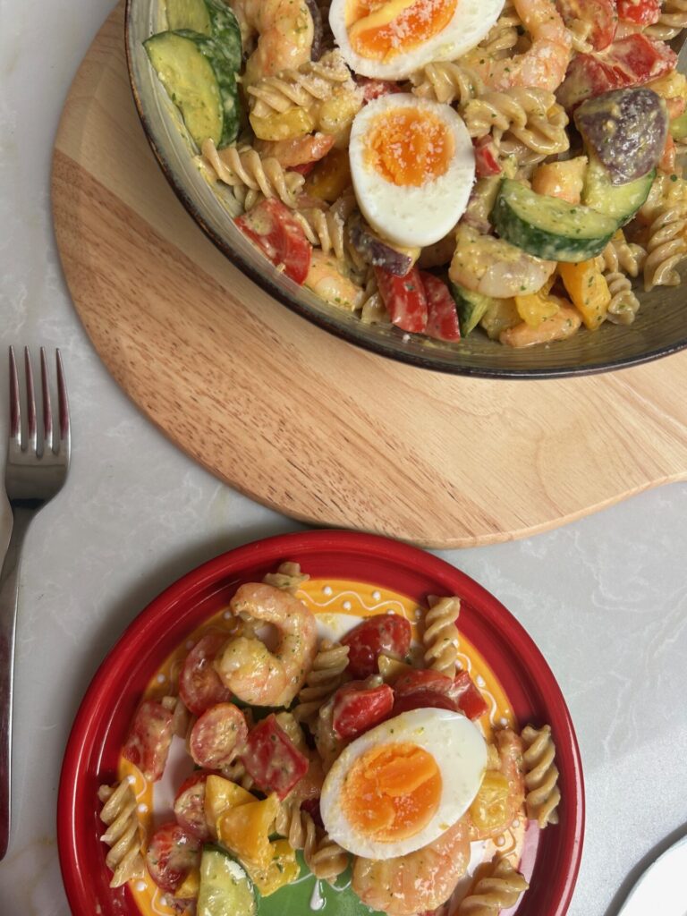Tropische pastasalade met knoflookgarnalen en perzik in yoghurtkerriesaus - pastasalade recepten van Foodinista