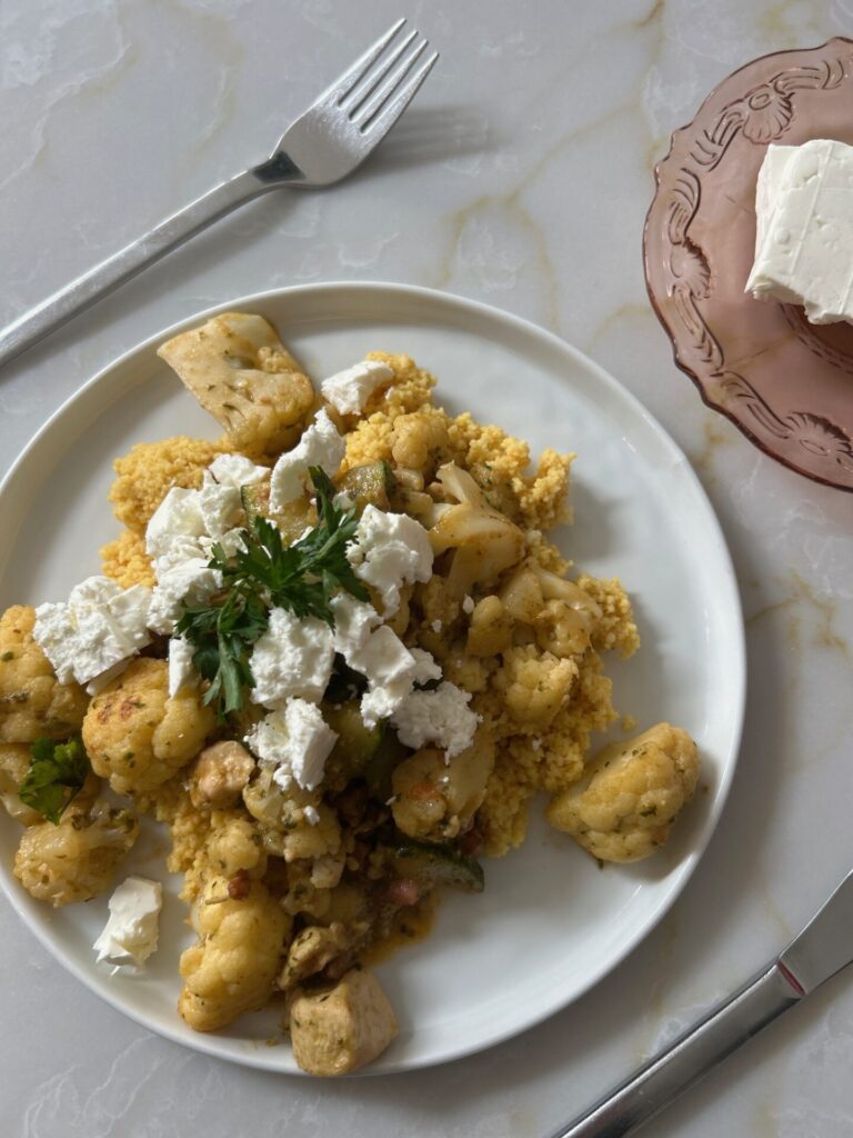 Couscoussalade met bloemkool en courgette met kip en feta - Couscous recept van Foodinista