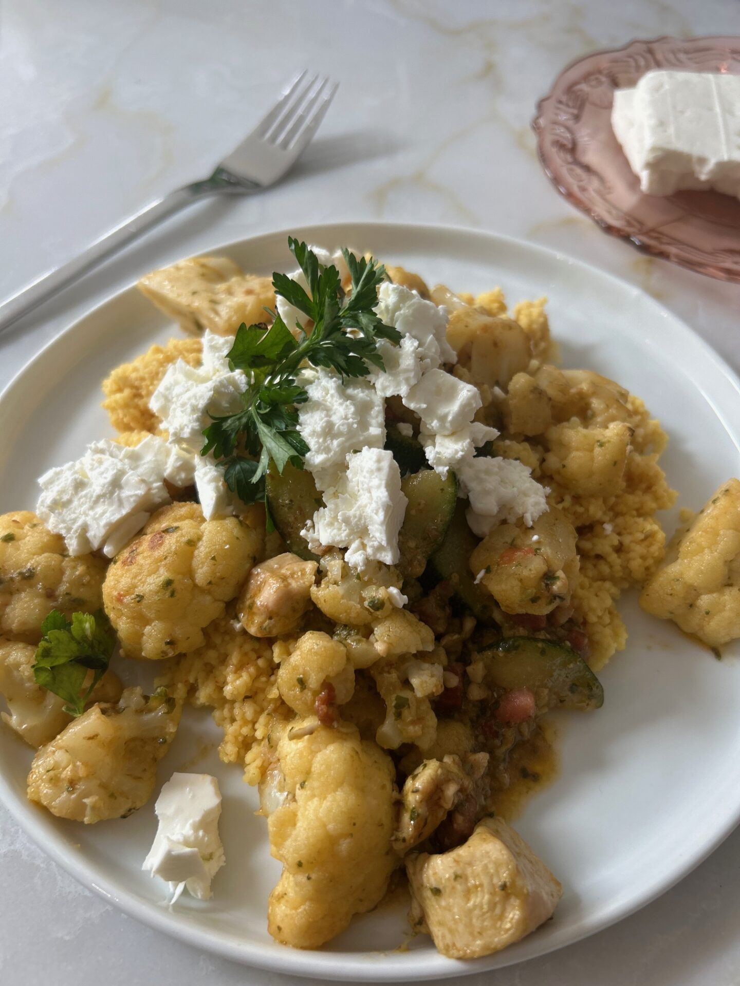 Couscoussalade met bloemkool en courgette met kip en feta - Couscous recept - Foodinista