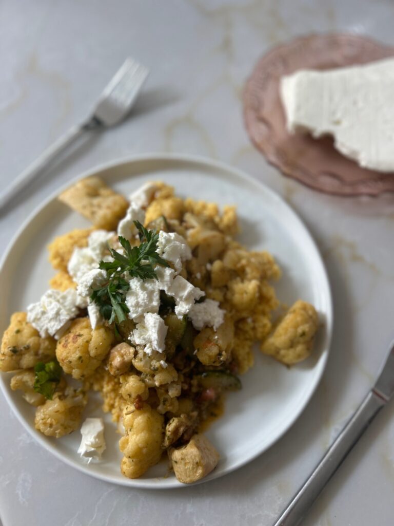 Couscoussalade met bloemkool en courgette met kip en feta - Recept van Foodinista