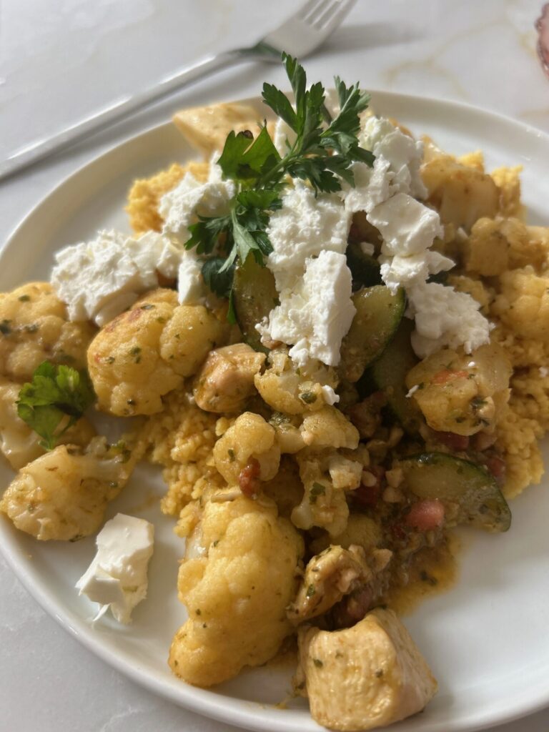 Couscoussalade met bloemkool en courgette met kip en feta - Couscous recept van Foodinista