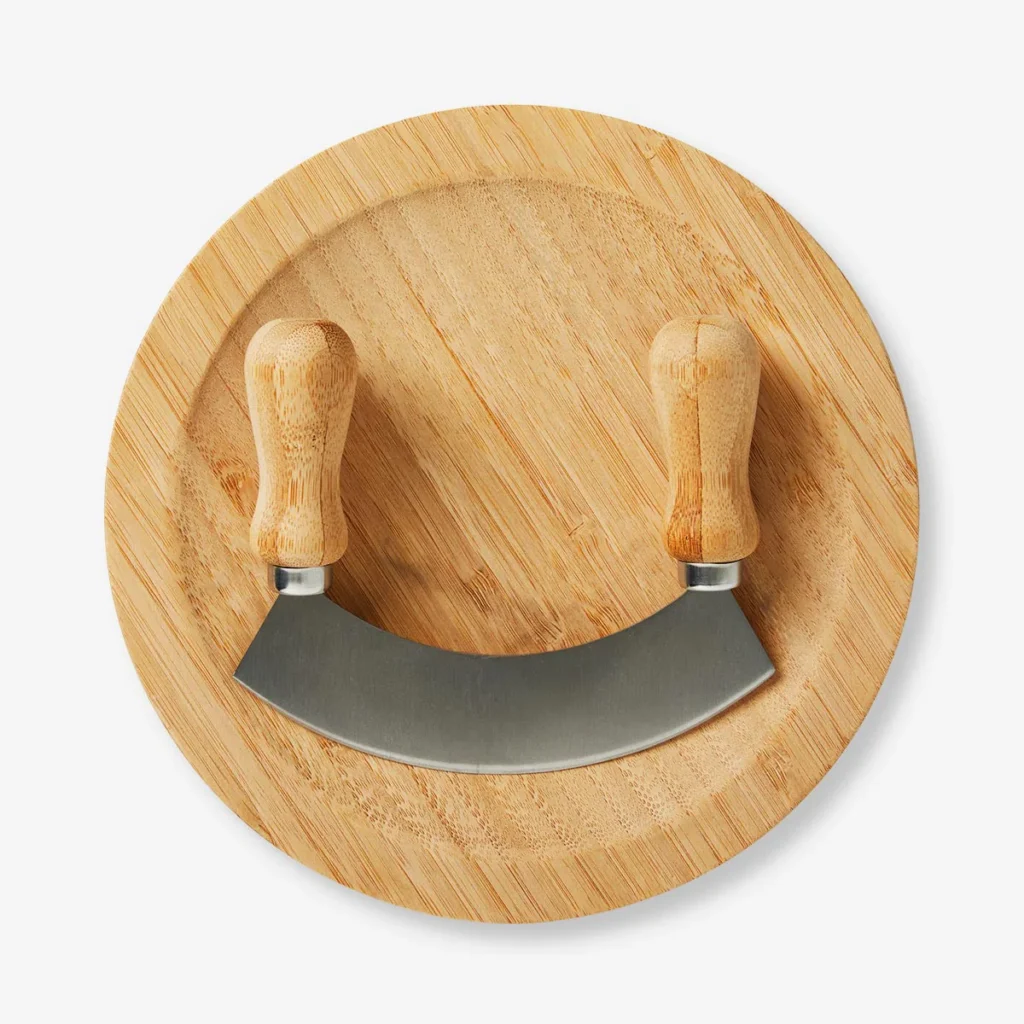 Kleine cadeautjes waar je iets aan hebt onder 10 Euro - Ronde snijplank met hakmes voor in de keuken 